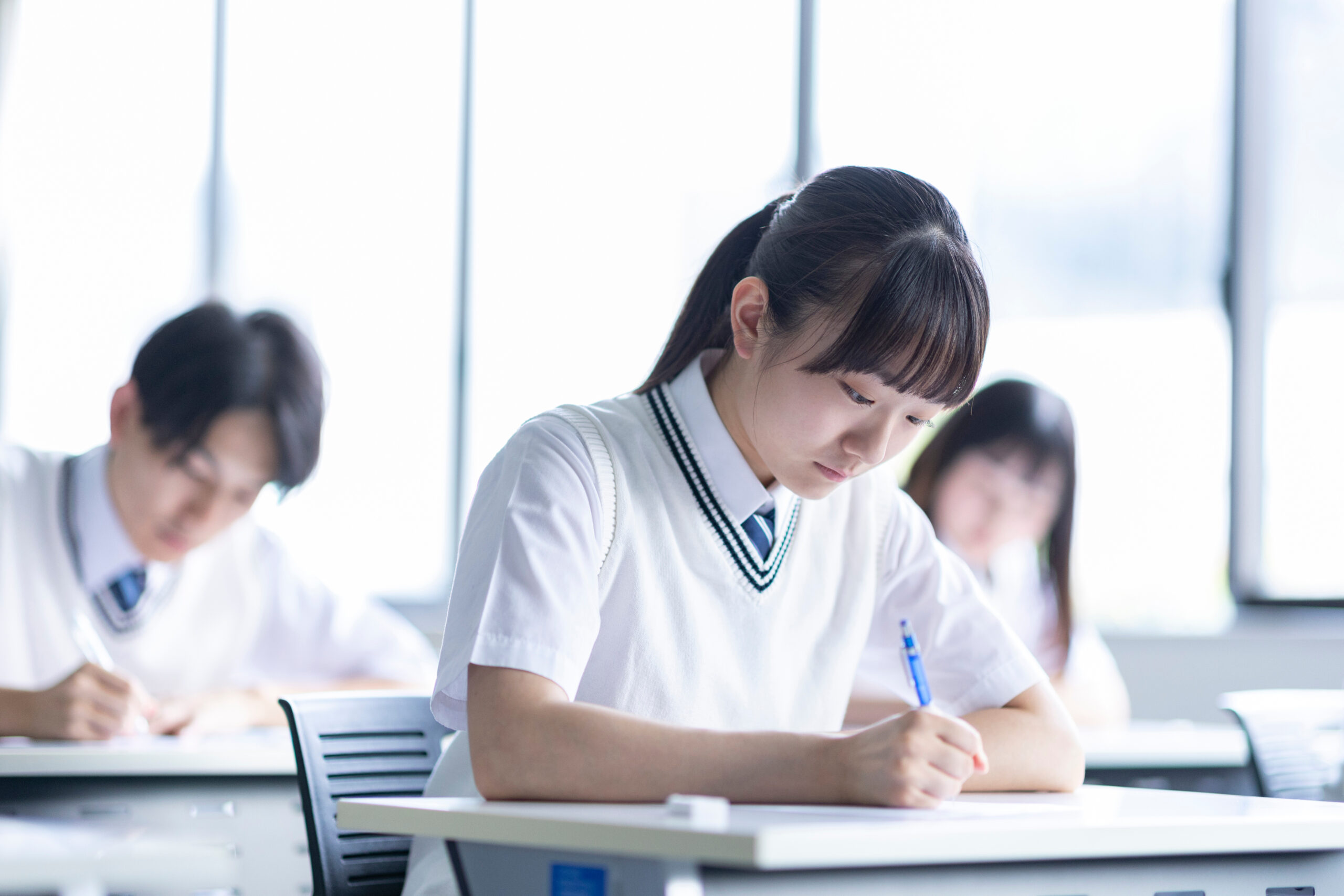 授業を受ける高校生